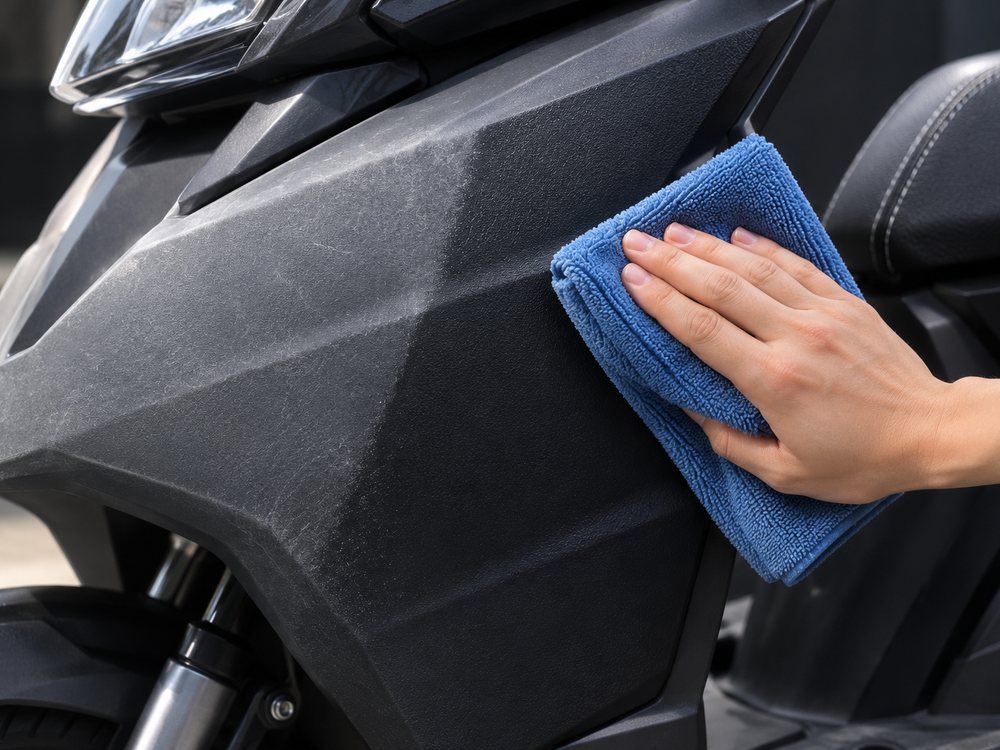 Dùng khăn microfiber dàn đều dung dịch theo một chiều